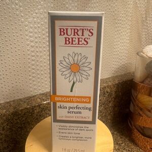 Burt's Bees Brightening Skin Perfecting Serum with Daisy Extract